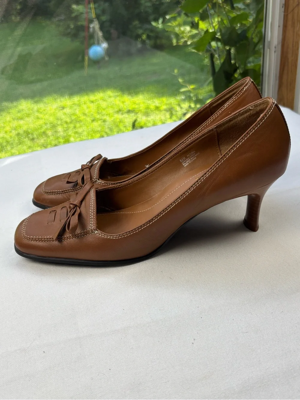AEROSOLES Petunia Brown Leather Pumps Size 8.5 Kitten Heel Square Toe with Bow